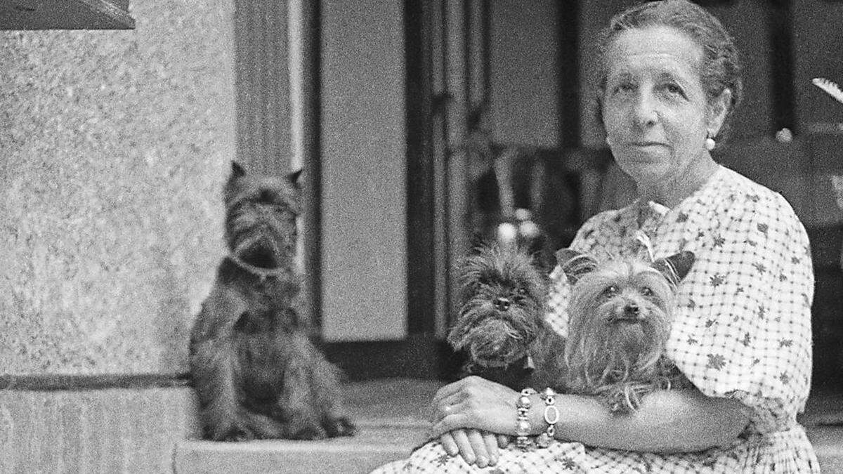 Madame d'Ora mit ihren Hunden in Frohnleiten
