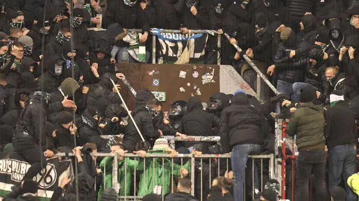 Fans aus Hannover prügelten sich mit der Polizei