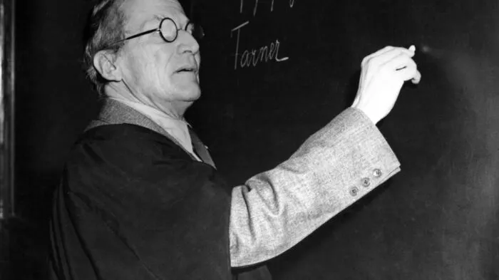 Erwin Schrödinger (1887-1961) gilt als einer der Väter der Quantenphysik, 1926 lieferte er mit der sogenannten Wellenmechanik ("Schrödingergleichung") eine der beiden theoretischen Formulierungen der Quantentheorie. 1933 wurde ihm als erstem Österreicher der Physiknobelpreis verliehen, gemeinsam mit dem britischen Physiker Paul Dirac "für die Entdeckung neuer produktiver Formen der Atomtheorie".