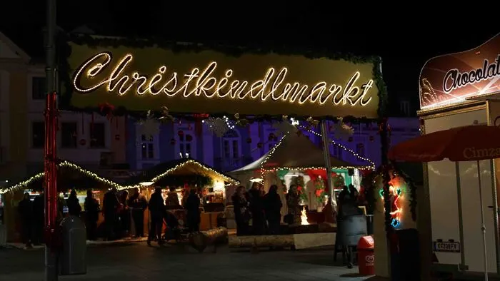 Am Hauptplatz kann man am Christkindlmarkt zahlreiche Schmuckstücke und Köstlichkeiten entdecken.