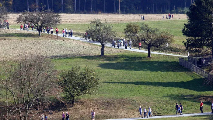 Über 350 Wanderer und Thermengäste nahmen die dreizehn Kilometer lange...