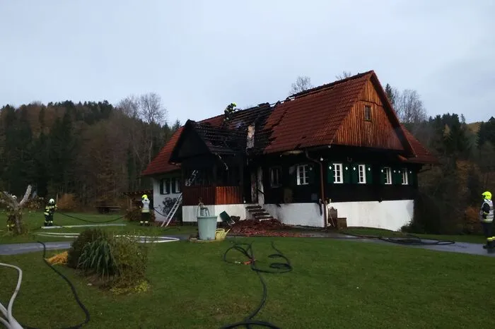 Die Besitzerin des Hauses wurde bei dem Brand unbestimmten Grades verletzt und musste ins Krankenhaus eingeliefert werden.