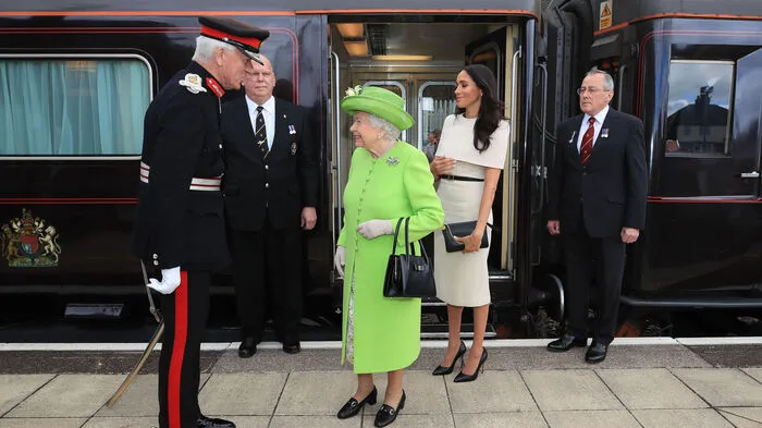 Eine Zugfahrt, die ist lustig, eine Zugfahrt, die ist schön. Königin Elizabeth II. und Meghan haben am Donnerstag ihren ersten gemeinsamen Termin absolviert.