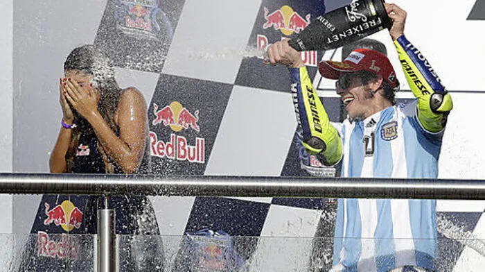 Valentino Rossi feiert seinen Sieg in Argentinien überschwänglich