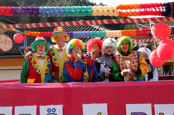 An die 20 geschmückte Festwägen boten beim Umzug ein buntes Bild durch den malerischen Markt. 