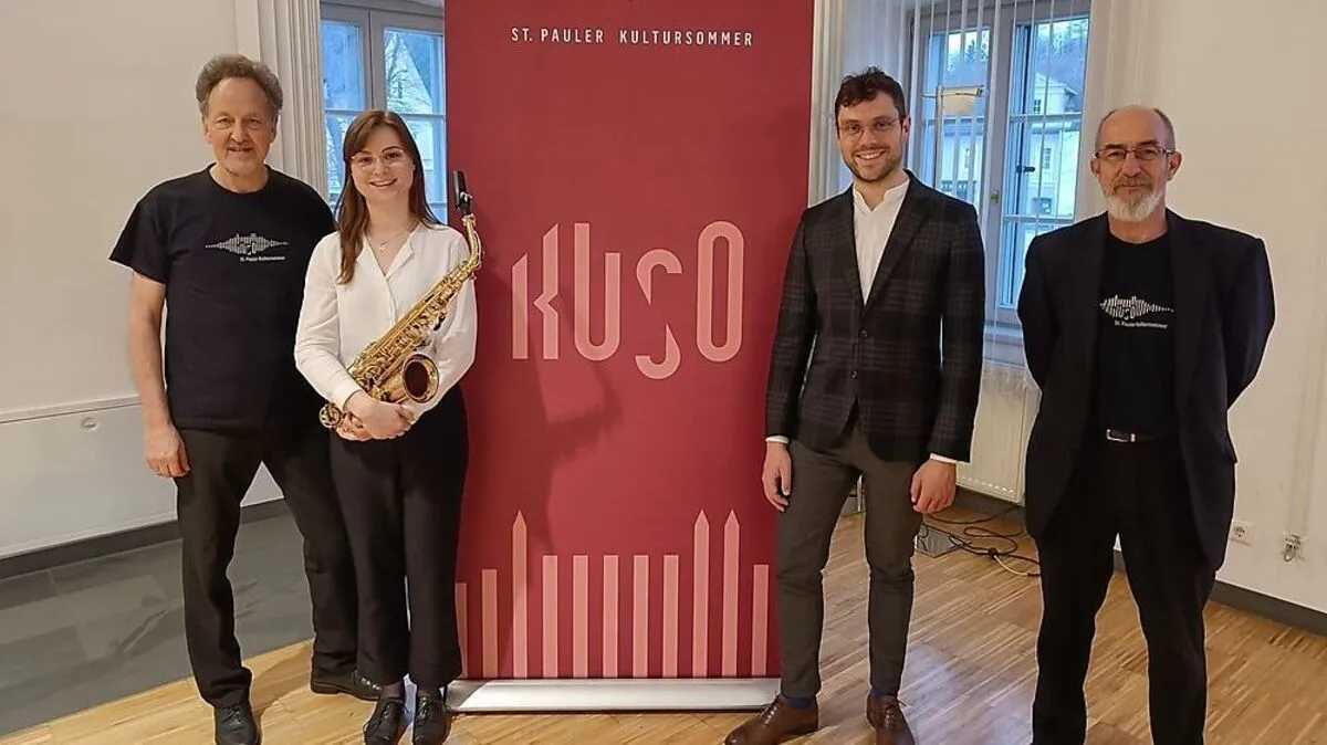 Siegi Hoffmann (links) und Christoph Warzilek (rechts) mit den Musikern Sabrina Maritschnig und Edward Münch