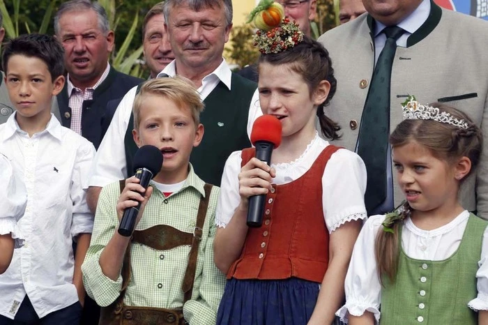 Das scheidende Kürbisprinzenpaar Hannes I und Sarah I aus Großsteinbach verabschiedete sich mit Grußworten.