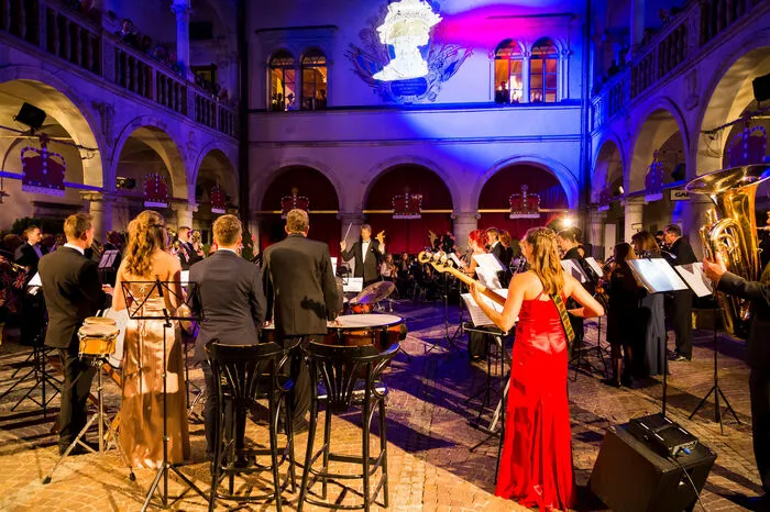 Die Bürgermusik Millstatt unter Stefan Hofer machte den Auftakt und brachte mit englischen Evergreens Schwung in den Schlosshof.