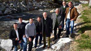 Viel Freude bei den Verantwortlichen für die Umsetzung des Hochwasserschutzprojektes in Seebach bei Ranten. Bgm. Franz Kleinferchner (3.v.r.) mit LR Hans Seitinger.