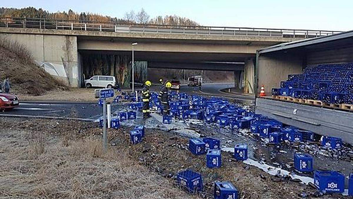 Ein Lastwagen verlor kurz vor 7 Uhr jede Menge Bier, das sich anschließend über eine Begleitstraße der Semmering-Schnellstraße S 6 ergoss.