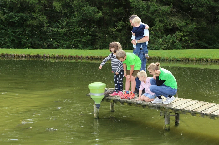 Natürlich gab es auch ein abwechslungsreiches Programm für Kinder. So konnten sie bei einer Fahrt durch den Obstgarten die Fische in einem Teich füttern. Was es noch auf der Apfelstraße zu sehen gab, verraten die folgenden Bilder.