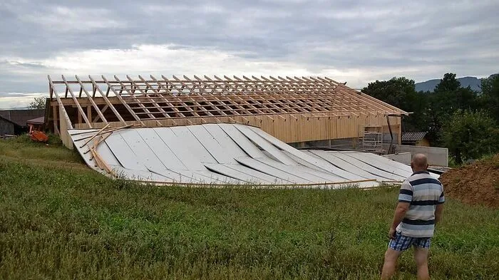 Im oberen Sulmtal zogen orkanartige Sturmböen eine Schneise der Verwüstung. In Hohlbach riss eine Böe eine Alupaneele von einem im Bau befindlichen Stallgebäude.