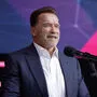 Arnold Schwarzenegger wird mit Monica Barbaro ein CIA-Vater-Tochter-Gespann mimen