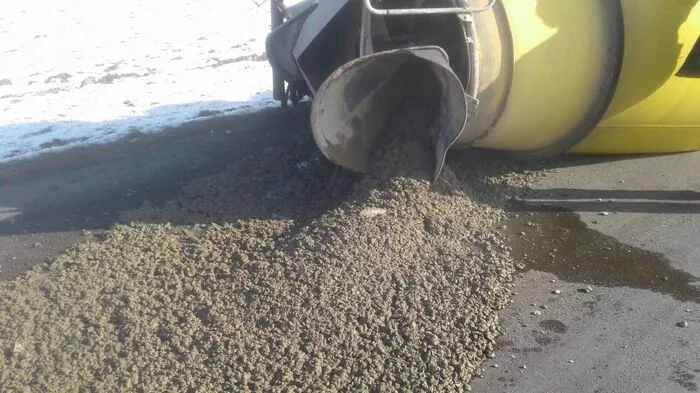 Ohne Verletzungen überstand am Donnerstag der Lenker eines Betonmischers einen Unfall auf der L 603.