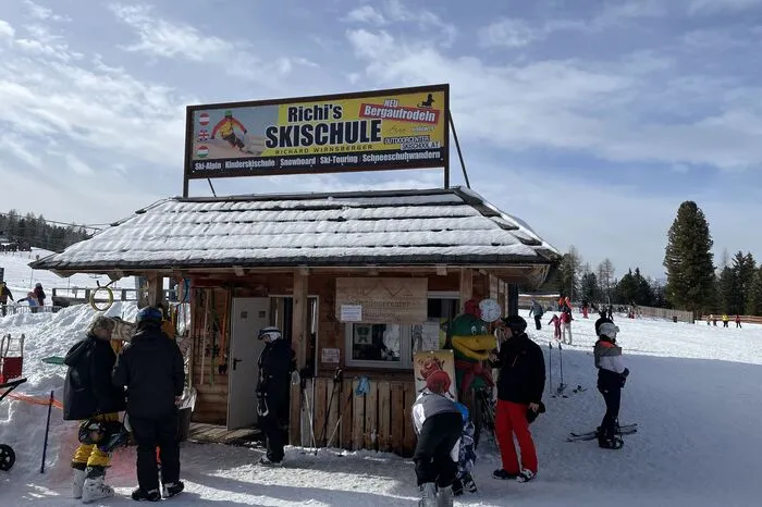 Bei "Richis Skischule" startet das Rodelvergnügen.
