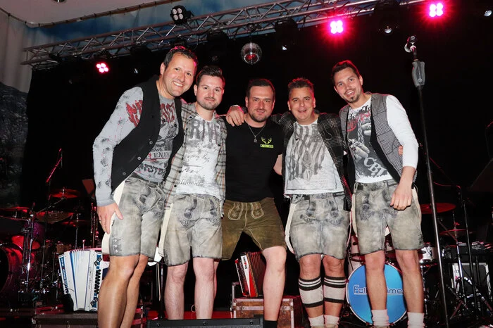 Christian Stampfer (Bild Mitte) von den „ELCHOS“ mit der Gruppe „FolkXtime“.