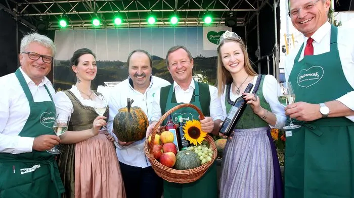 Gruppenbild mit Kürbis: Klaus Luger (Bürgermeister von Linz), Modedesignerin Lena Hoschek, Johann Lafer, Erich Neuhold (Steiermark Tourismus), Weinkönigin Johann II, LH-Stv. Thomas Stelzer