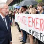 Der Bundespräsident im Gespräch mit Klimaaktivisten in Alpbach.