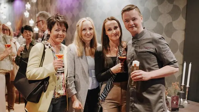 Markus Aichholzer konnte bei der Eröffnung seiner neuen Tages-Bar Purpur am neuen Platz in Spittal viele geladene Gäste und Freunde begrüßen