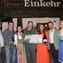 Die Vertreter des Hotel GUT Trattlerhof und Kleine-Zeitung-Werbemarktchef Pierre Bechler übergaben den Scheck