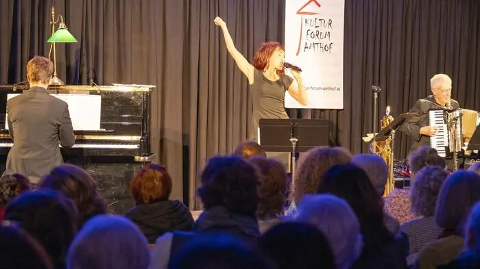 Mit dem Gesangs- und Rezitationsabend, unter dem Titel „Zum Weinen schön, zum Lachen bitter“ nach einer Idee von Andre Heller, wurde das Klezmer Fest von Andrea Eckert eröffnet.