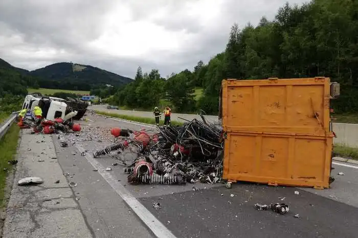 Ein mit Eisenteilen beladener LKW stürzte samt Zugmaschine um. Der Lenker erlitt Verletzungen unbestimmten Grades.