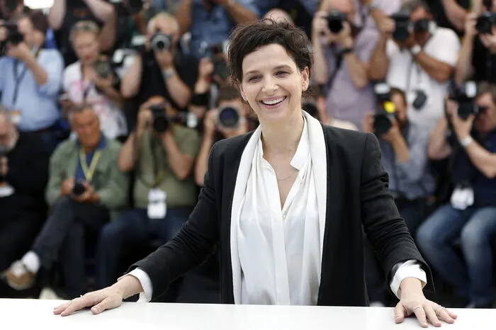 Mixen. Mischen Sie Streetstyle-Stücke mit Hochwertigem. Kombinieren Sie die edle schwarze Hose mit einem dünnen Baumwollshirt. Wenn Sie nicht mehr wissen, ob Sie nun chic oder alltäglich wirken, ist die richtige Mischung erreicht. Im Bild: Juliette Binoche.