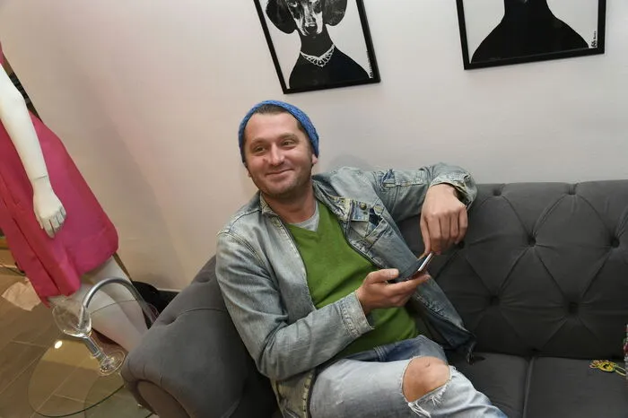Wenn die Damen shoppen, gibt es auch genug erholsamen Platz für die männlichen Begleiter. Am gemütlichen Sofa oder im Bereich des Tagescafes.