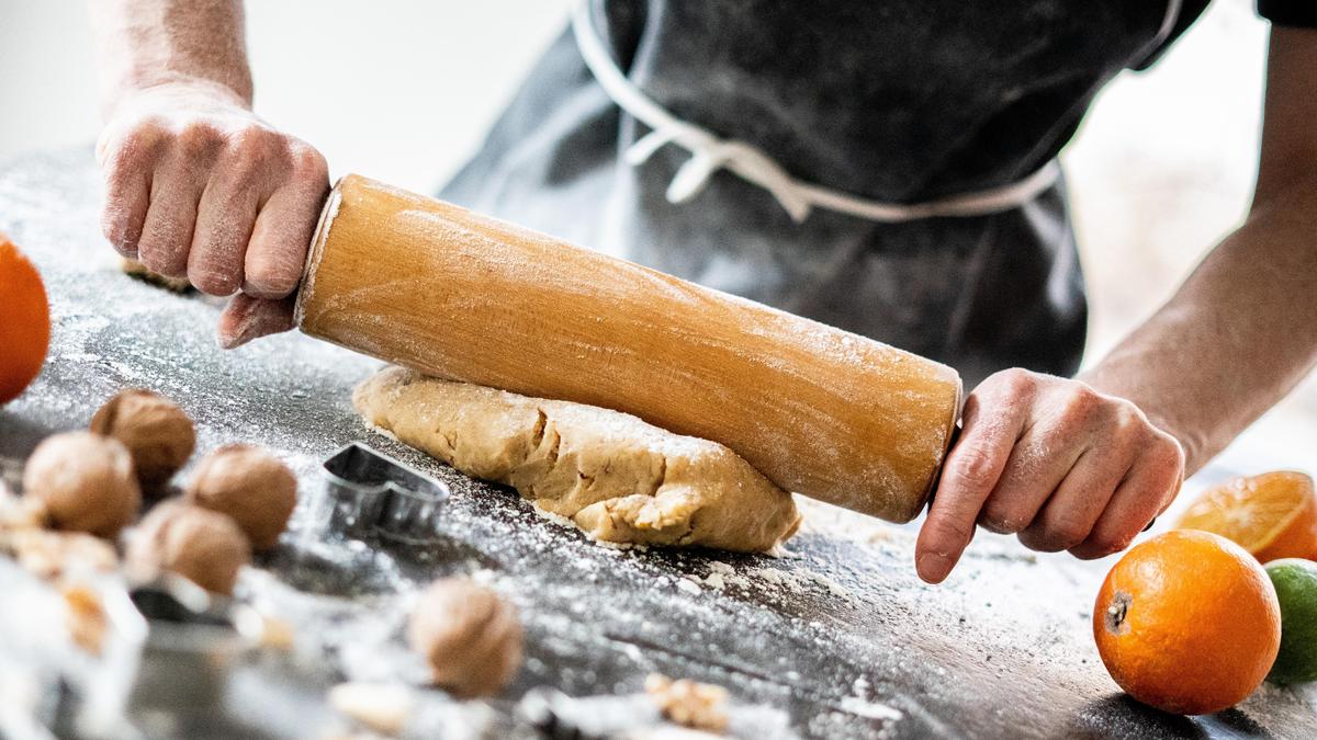 Teigreste gehören in den Restmüll - oder man formt noch ein paar Minikekse daraus