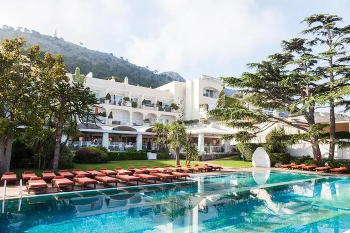 Capri Palace Jumeirah. Bereits zum zweiten Mal in Folge ist das Capri Palace Jumeirah das „Beste Luxushotel“ Italiens. Es liegt in Anacapri auf Capri im Golf von Neapel. 