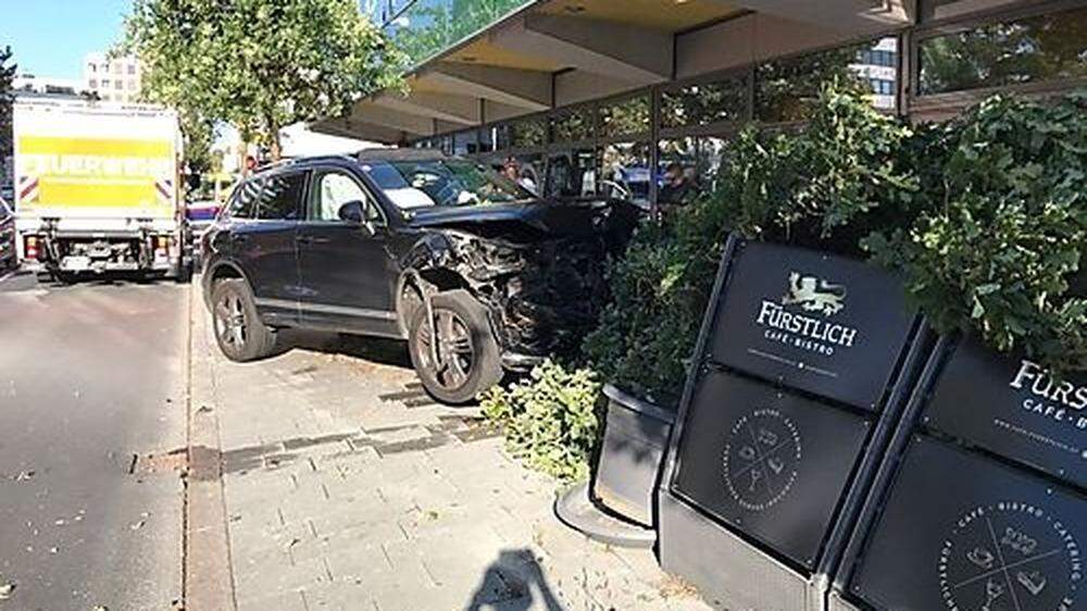 Der Wagen fuhr gegen den Garten des Café Fürstlich