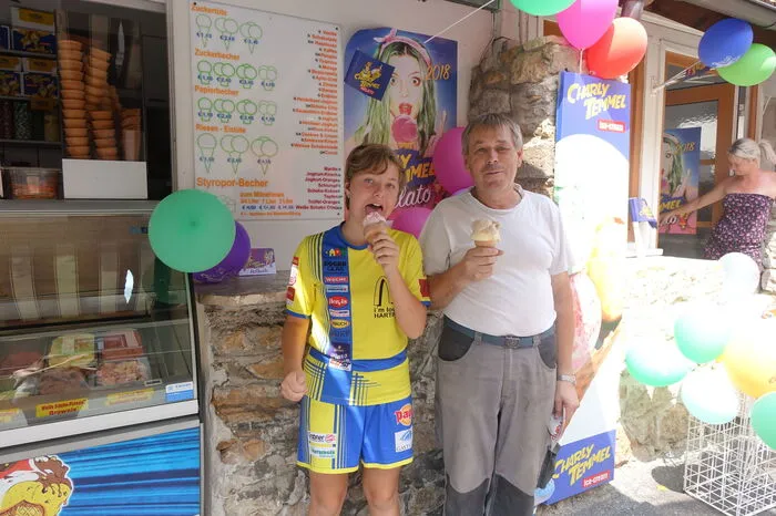 Von 13 bis 14 Uhr gab es beim Charlie- Temmel-Stand in Hartberg für alle eine Eiskugel nach Wahl gratis.