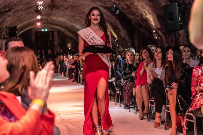 Miss Styria 2018 Justine Bullner bringt die Krone für ihre Nachfolgerin