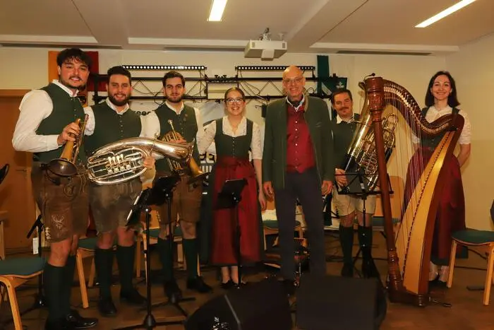 Mit echter Volksmusik sorgten für Stimmung die „Fuxteiflsmusi“ mit Fabio Weyrer, Robin Kandolf, Matthias Peitler, Elisa Bacher, Simon Kriegl und Natalie Zemasch.