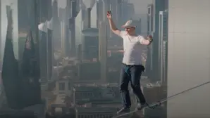 Jaan Roose zwischen den Jumeirah Emirates Towers in Dubai