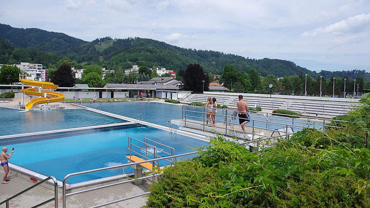 Die Tribüne im Hintergrund gehört zum denkmalgeschützten Ensemble des Brucker Freibades