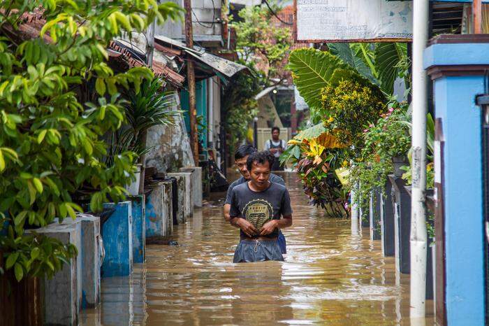 Der Citarum-Fluss in Indonesien, hier nach Hochwasser auch noch aus den Ufern getreten, ist einer der schmutzigsten Flüsse der Welt 