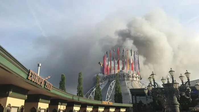 Großbrand im Europapark Rust im süddeutschen Bundesland Baden-Württemberg: 25.000 Besucher mussten evakuiert werden.