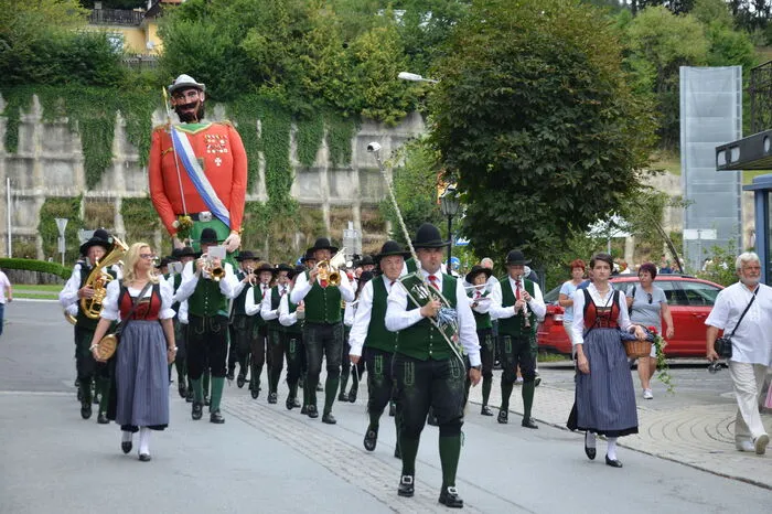 Die Geschichte des Murauer Samsons geht bis auf das Jahr 1746 zurück, sein jetziges Aussehen stammt aus der Zeit von 1810 bis 1830. Die Murauer Bürgergarde besteht aus rund 65 Gardisten, rund 70 Mal wird beim Stadtfest eine Salve abgefeuert.