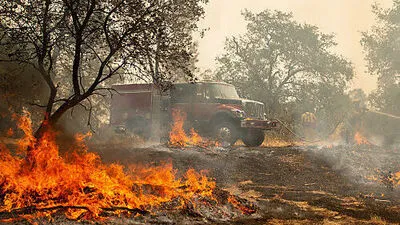 Die Feuerwehr arbeitet weiter daran, die Brände einzudämmen