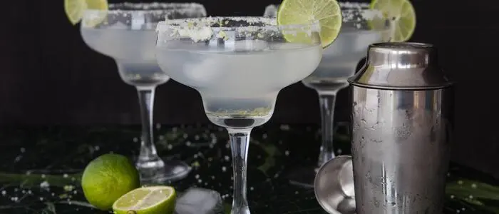 Cocktailgläser vor einem schwarzen Hintergrund