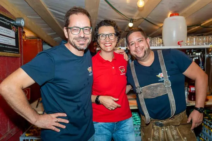 Unter die Gäste mischten sich Gemeinderat und Stadtparteiobmann Stellvertreter Robert Seppele (FPÖ), Körperkult-Geschäftsführer Markus Schuster, Schlagersänger Udo Ebner (Wenders) mit seiner Frau, Sugaria-Unternehmerin Claudia Ebner sowie Vizebürgermeisterin Sarah Katholnig (SPÖ). Am Sonntag zeigte sich das Wetter von seiner freundlicheren Seite. Beim zünftigen Frühschoppen sorgte „Hochtalblech“ für die musikalische Umrahmung und einen stimmungsvollen Ausklang des Festwochenendes.