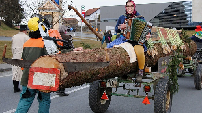 Fast 20 Gruppen nahmen am Faschingssonntag beim großen Umzug in Gleinstätten teil.