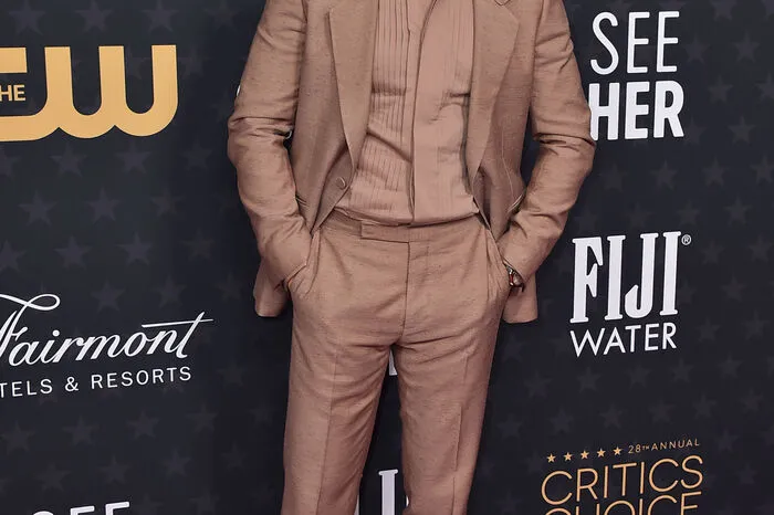 In einem nude-farbenen Ensemble kam Andrew Garfield zur Preisverleihung.