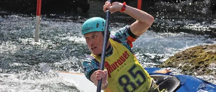 Ein Kanu-Slalom-Fahrer in Action