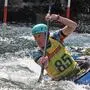 Ein Kanu-Slalom-Fahrer in Action