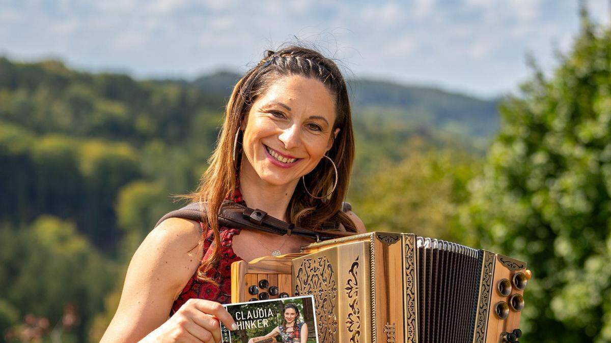 Claudia Hinker hat mit acht Jahren begonnen, Harmonika zu spielen