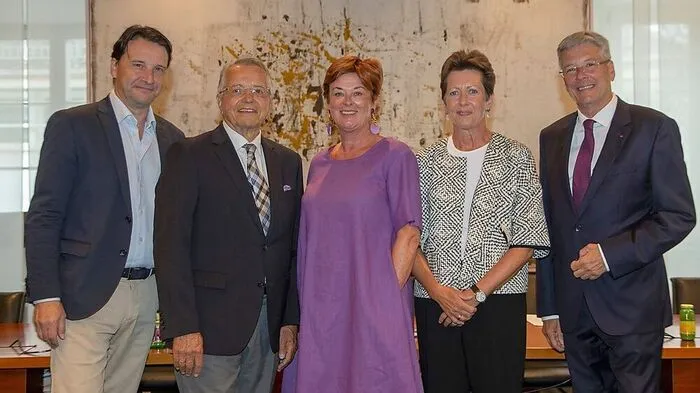 Die Initiatoren und Vorstände der Kulturstiftung Ina Maria Lerchbaumer (Mitte), Monika Kircher und Adolf Rausch (2. v. l.) mit dem Kuratoriumsvorsitzenden Martin Traxl (ganz l.) und LH Peter Kaiser 