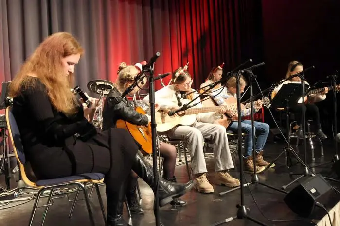 Und großes Lob gab es von MMC-Leiter Freddy Zitter auch dieses Mal für seine Schützlinge. Fazit: Das MMC präsentierte eine Show, die nicht nur musikalisch glänzte, sondern auch atmosphärisch ein echtes Highlight in der Adventzeit darstellte. 