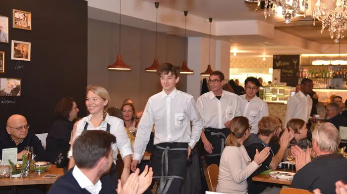 Bei der Feier zum dritten Geburtstag des Klagenfurter " magdas "-Restaurants drehten die Mitarbeiter des Lokales von Applaus der zahlreichen Gäste begleitet Freitagabend eine Ehrenrunde. Zur Begrüßung gab es einen kostenlosen Cocktail und zur Verabschiedung ein Gratis-Cupcake und ein Gewürzsalz im Glas zum Mitnehmen. DJ Freddy Sunshine und die Band SOULclub sorgten für den musikalischen Rahmen. Ab sofort ist das Speiselokal auch Samstag geöffnet, sogar bis spät am Abend.